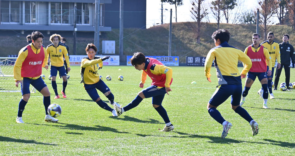 ⚽ジュビロ磐田が全体練習スタート 初日からボール使い対人練習