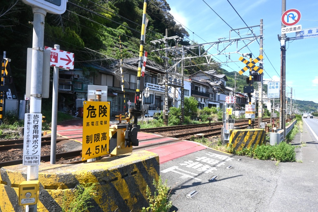 難所ですよここは」日本一渡りにくい踏切、いつから設置？ 難易度高く