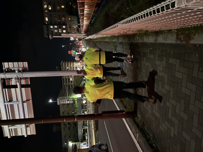 駅周辺繁華街へ向かいます