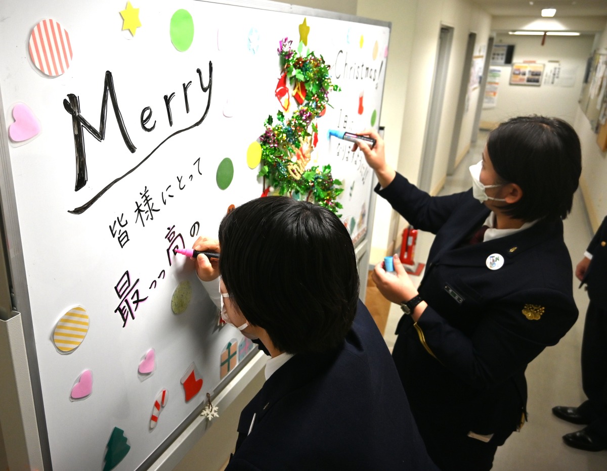 もはやJR静岡駅のプチ名物…改札出てスグの｢ホワイトボード｣ 手書き