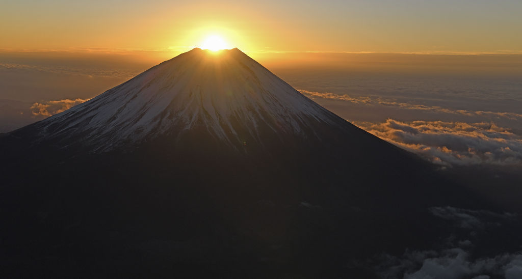 2026年の初日の出 霊峰・富士を包む、新年の朝日【動画あり