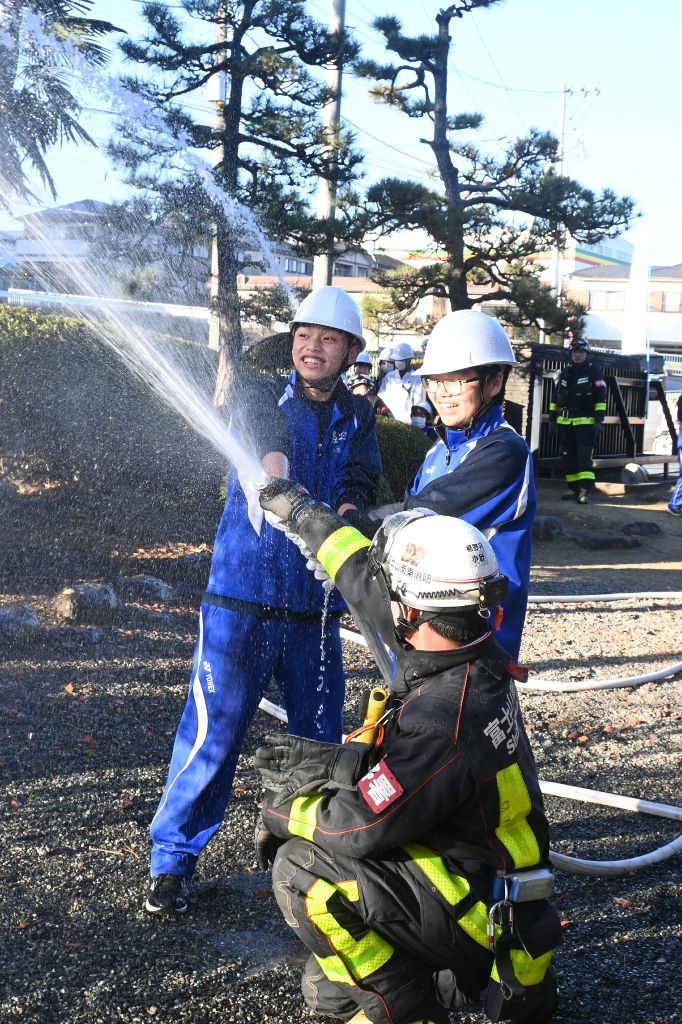 旧植松家住宅で放水訓練 裾野市立西中の学生、初期消火の大切さ学ぶ