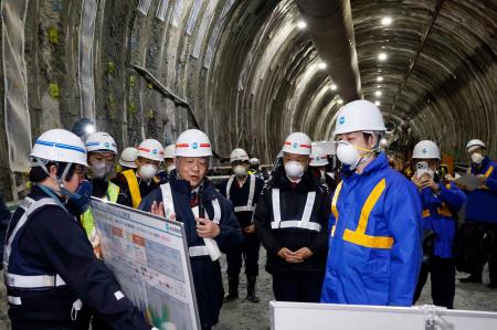道知事が渡島トンネル視察 北海道新幹線の札幌延伸｜静岡新聞DIGITAL
