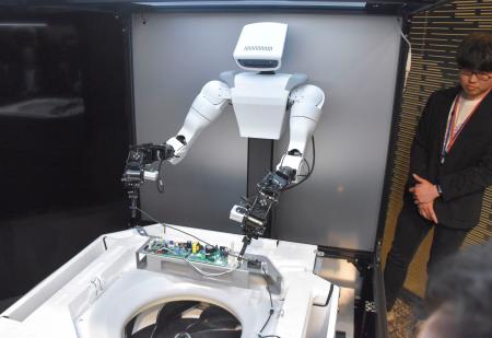 日立、AIロボで作業改善 人手不足解決に顧客へ展開｜静岡新聞DIGITAL