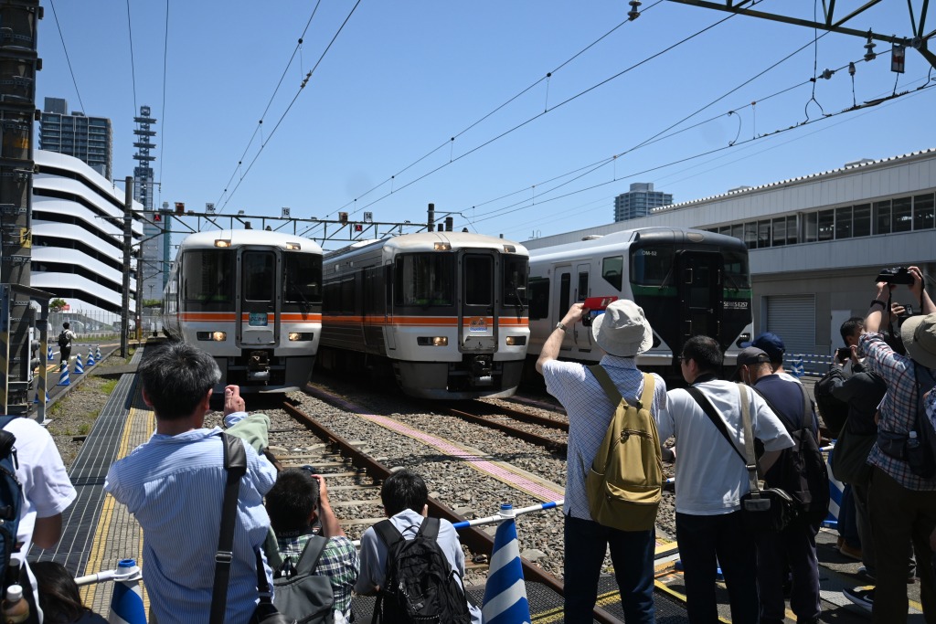 JR東日本の特急「E257系」が静岡市に JR東海の「373系」と
