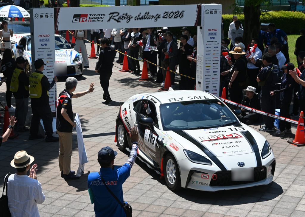 裾野市で自動車ラリー入門大会 88台が迫力の走り、1万人超の観衆を