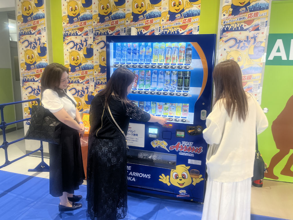 東レアローズ静岡の応援自販機、三島市民体育館に登場｜静岡新聞