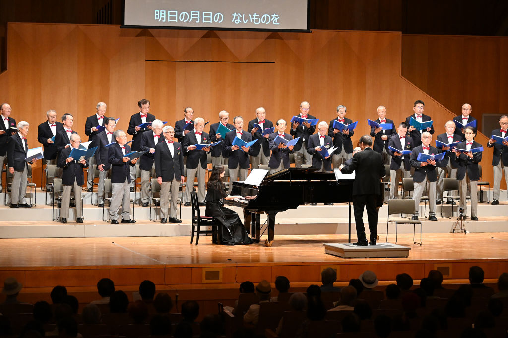 昭和の名曲歌い聴衆魅了 男声合唱団オーロラが浜松市中央区で演奏会