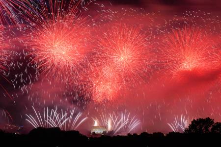 米首都、祝賀花火で大気汚染6倍 世界の主要都市で一時最悪か｜静岡
