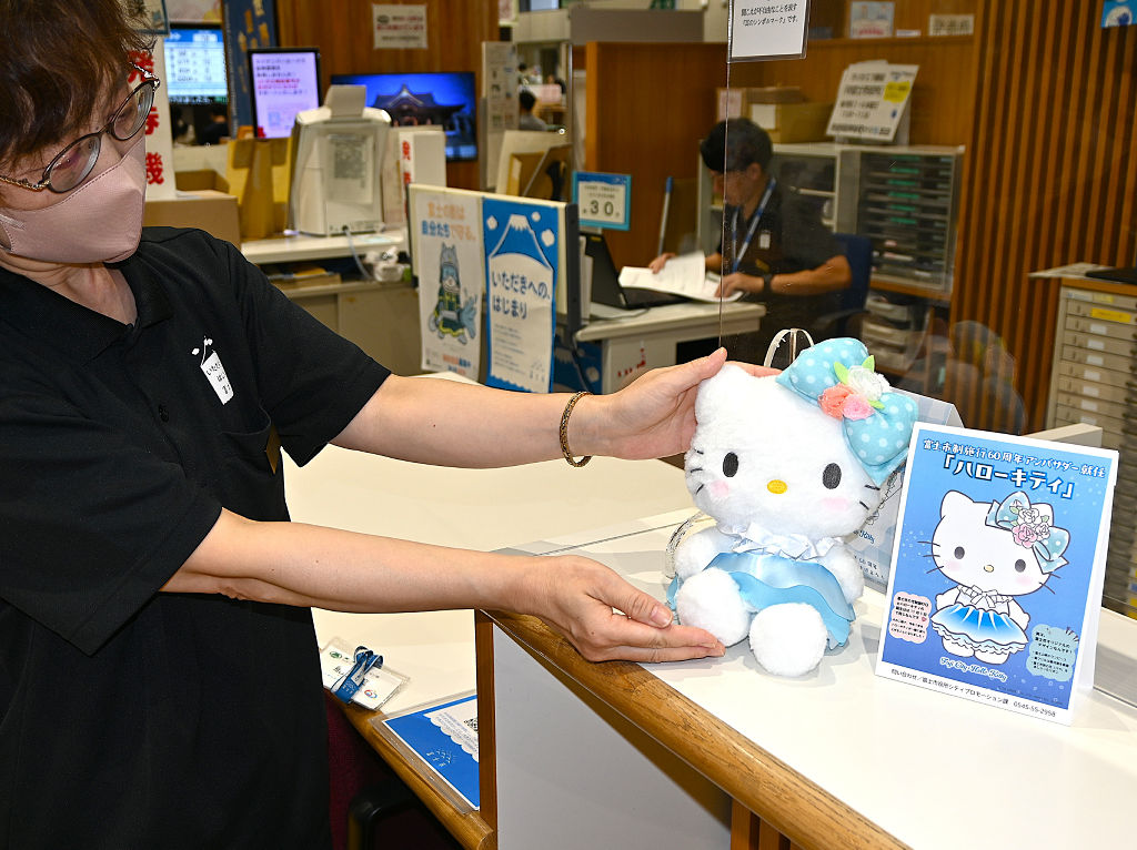 Hello Kitty 富士山限定 ぬいぐるみ 応募殺到の｢ハローキティ×富士市60周年｣限定ぬいぐるみ 市役所などで