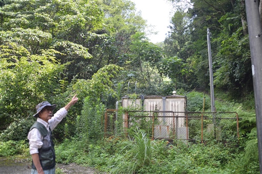 日本道路公団が茶園への引水のため設けたポンプ施設。実際に茶園に水を届けることなく老朽化した＝８月下旬、掛川市倉真