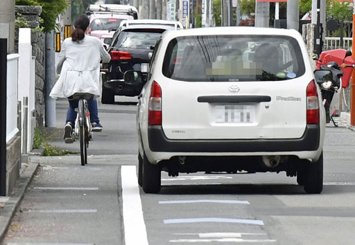 矢羽根標示の上を走ることができない自転車＝１８日正午ごろ、静岡市駿河区（写真の一部を加工しています）