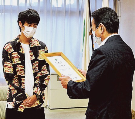 鈴木市長から委嘱状を受ける三海さん（左）＝浜松市役所
