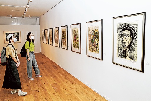 ビュフェの版画作品が並ぶ展示会＝長泉町東野のベルナール・ビュフェ美術館