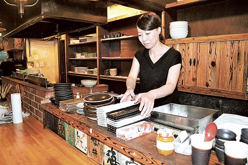 閉店し片付けを進める居酒屋「いろり」店主の宮脇さん＝浜松市中区