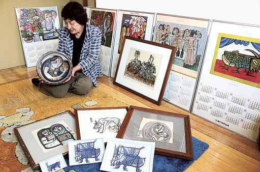 ギャラリーに展示する北川民次の作品を確認する栗原さん＝６月下旬、島田市