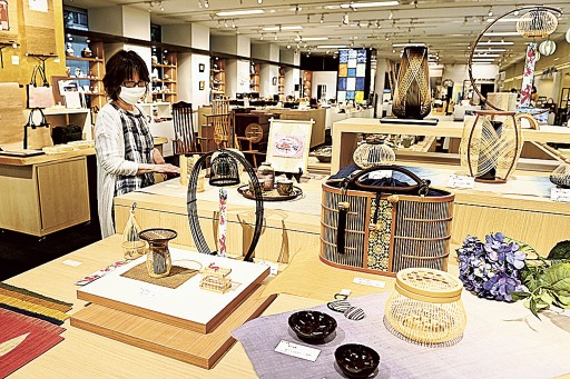 静岡県の伝統工芸品が並ぶ展示会＝東京・赤坂の伝統工芸青山スクエア