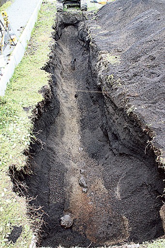 宝永噴火の火山灰で埋まった家屋の一部が見つかった試掘現場＝２０１９年６月、小山町須走（町教育委員会提供）