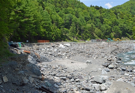 昨秋の台風で地盤がえぐられたままの西俣ヤード。今回の梅雨前線停滞による大雨の影響が懸念されている＝６月上旬、静岡市葵区（県提供）