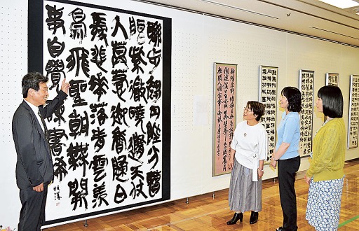 さまざまな書体の作品が並ぶ第２０回記念書展＝静岡市葵区の市民ギャラリー