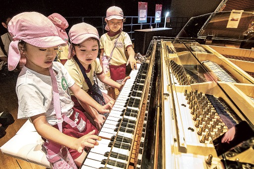 構造が透けて見えるクリスタルピアノなどを体験できるスケスケ展＝掛川市生涯学習センター