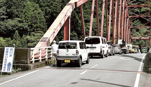 国道１５２号が全面通行止めとなり、片側交互通行の迂回路の通行待ちをする車の列＝２２日午後、浜松市天竜区龍山町（写真の一部を加工しています）