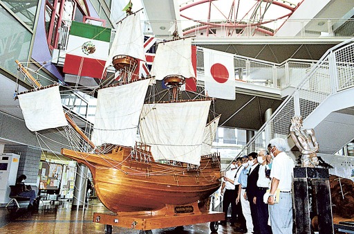 帆を張った姿が初めて披露されたサン・ブエナ・ヴェンツーラ号の模型＝伊東市役所