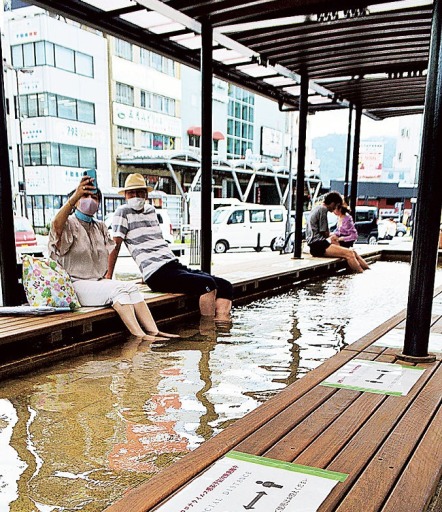 社会的距離の確保を呼び掛けながら利用を再開した「家康の湯」＝ＪＲ熱海駅前広場
