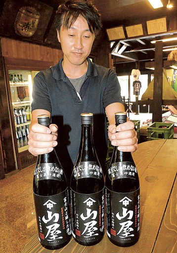 昭和４５年まで富士市で製造された地酒を再現した清酒「山屋」＝富士宮市の富士高砂酒造