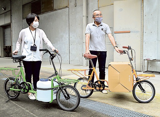 荷台の位置などを改良した災害時に役立つ自転車の２号機（左）＝浜松市中区の静岡文化芸術大