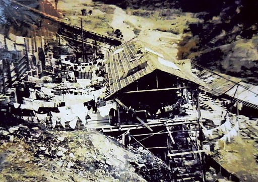 戦前に柿本ダム（山梨県南部町）の工事現場にあった「飯場」と呼ばれる朝鮮人労働者の作業員宿舎。洗濯物が見える（金浩さん提供）
