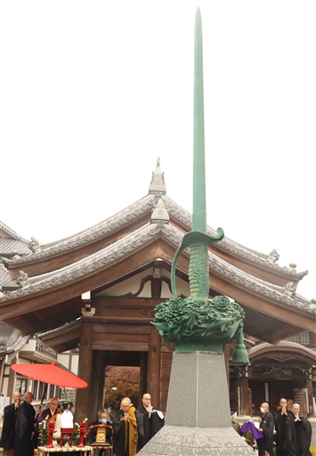 活人剣の再建５周年を記念して行われた法要＝６月中旬、袋井市久能の可睡斎