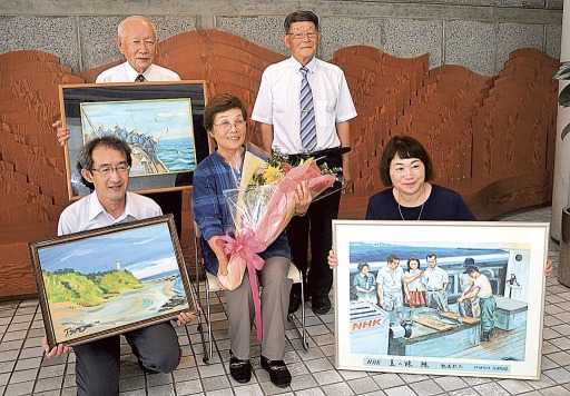 ２小学校に水彩画を寄贈した小田初枝さん（前列中央）ら＝御前崎市白羽の市文化会館