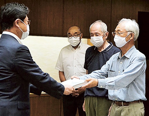 田辺信宏市長（左）に署名を提出する大石久雄代表（右）＝１１日午前、静岡市役所静岡庁舎