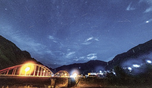 佐久間町の上空を飛び交う流星＝浜松市天竜区（１２日午後９時ごろから１３日午前３時ごろにかけて撮影した写真２４枚を合成）