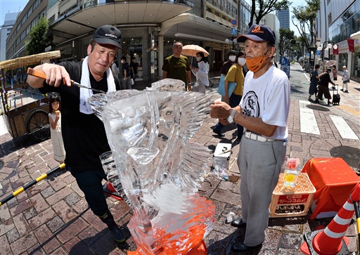 良知さん（右）と大川さんによって行われた氷柱彫刻の実演＝静岡市葵区