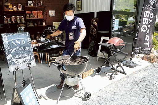 １日１組限定の少人数専用ＢＢＱ場「アンドバーベキューガレージ」を清掃する鳥居克啓さん。換気や消毒など感染対策を徹底する＝８月中旬、浜松市北区都田町