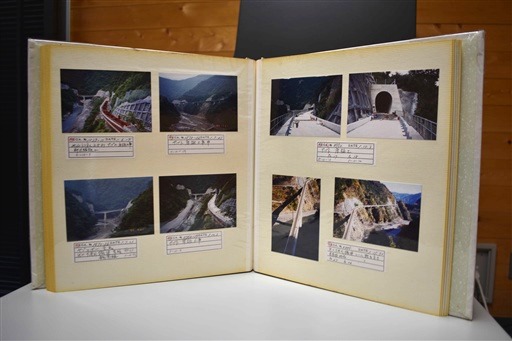 アルバムには写真と一緒に、冨永さんによる解説文も添えられている