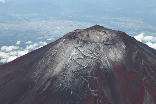 山梨県側から見られたうっすらと雪化粧した富士山＝２１日、午前９時２４分ごろ（静岡新聞社ヘリ「ジェリコ１号」から撮影）