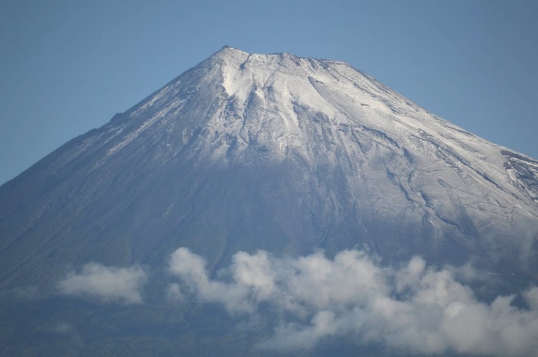 頂上付近が雪化粧した富士山＝２８日午前８時ごろ、富士市内から撮影
