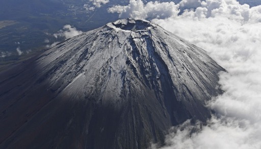 初冠雪した富士山＝２８日午前９時４０分ごろ、富士宮市上空４８００メートル付近（静岡新聞社ヘリ「ジェリコ１号」から）