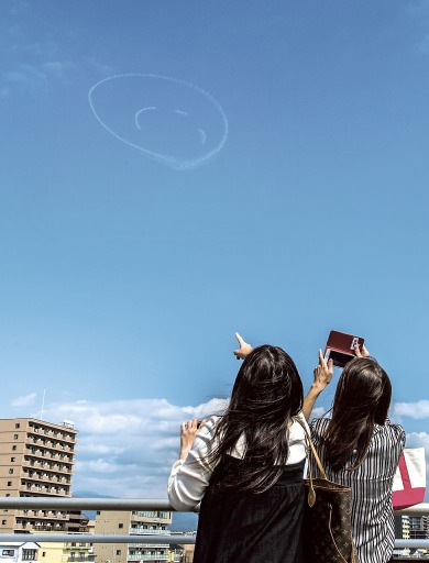 秋空に スマイル エアレースの室屋さん 静岡県上空に描く あなたの静岡新聞