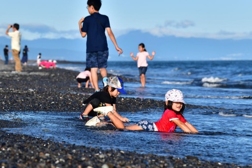 真夏日を記録した静岡市清水区。三保の松原の海岸では、水遊びを楽しむ子どもたちの姿が見られた＝１１日午後