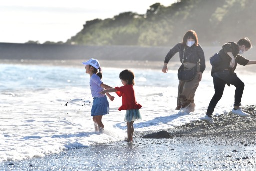 真夏日を記録した静岡市清水区。三保の松原では海辺に涼を求める人たちが多く見られた＝１１日午後