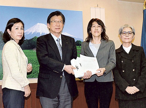 川勝平太知事（左から２人目）に署名を手渡す榊原優子理事長（同３人目）＝９日午後、県庁