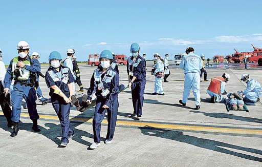 航空機事故発生時の対応を確認した訓練＝１５日午後、静岡空港