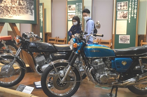 往年のスポーツバイクなどが並ぶ展示会場＝浜松市天竜区二俣町の本田宗一郎ものづくり伝承館