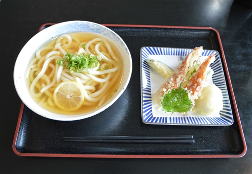 だしの利いたかけうどん（左）。香川から取り寄せたちくわなどの天ぷらを注文する客も多い