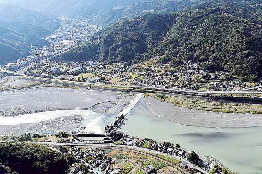 日軽金波木井発電所付近の富士川では、取水により上流（右側）からの水量が大きく減少。河川環境に大きな影響を与える＝２１日、山梨県身延町（静岡新聞社ヘリ「ジェリコ１号」から）