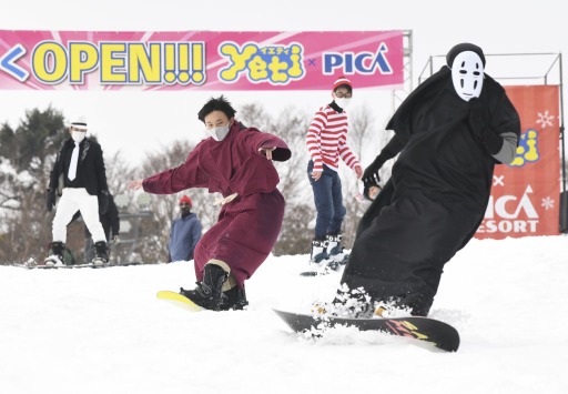 仮装をして日本一早い初滑りを楽しむ来場者＝３０日午前１０時ごろ、裾野市須山のスキー場「イエティ」